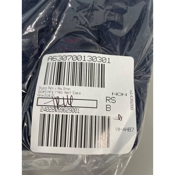 Studio Park x Amy Stran Galentine's V-Neck Heart Sleeve Navy Red Women Size 2X - Picture 2 of 6